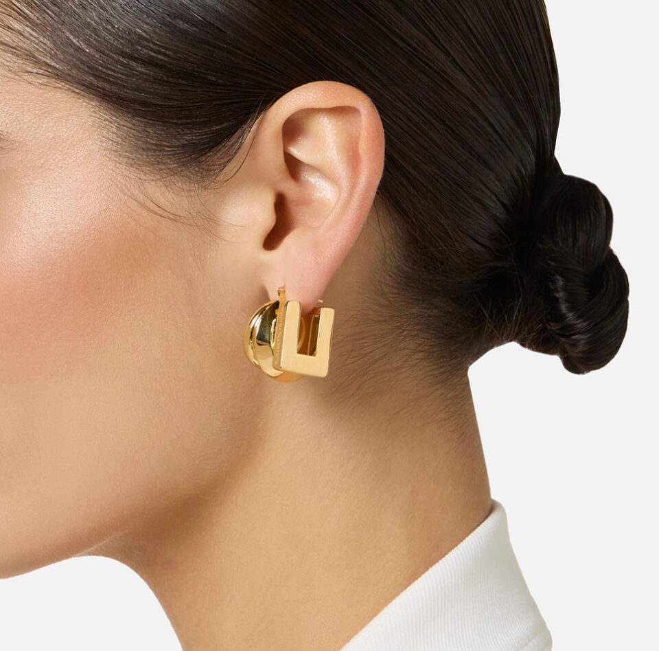 Orecchini con logo inciso