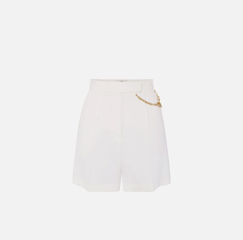 Shorts in gabardina con logo gioiello