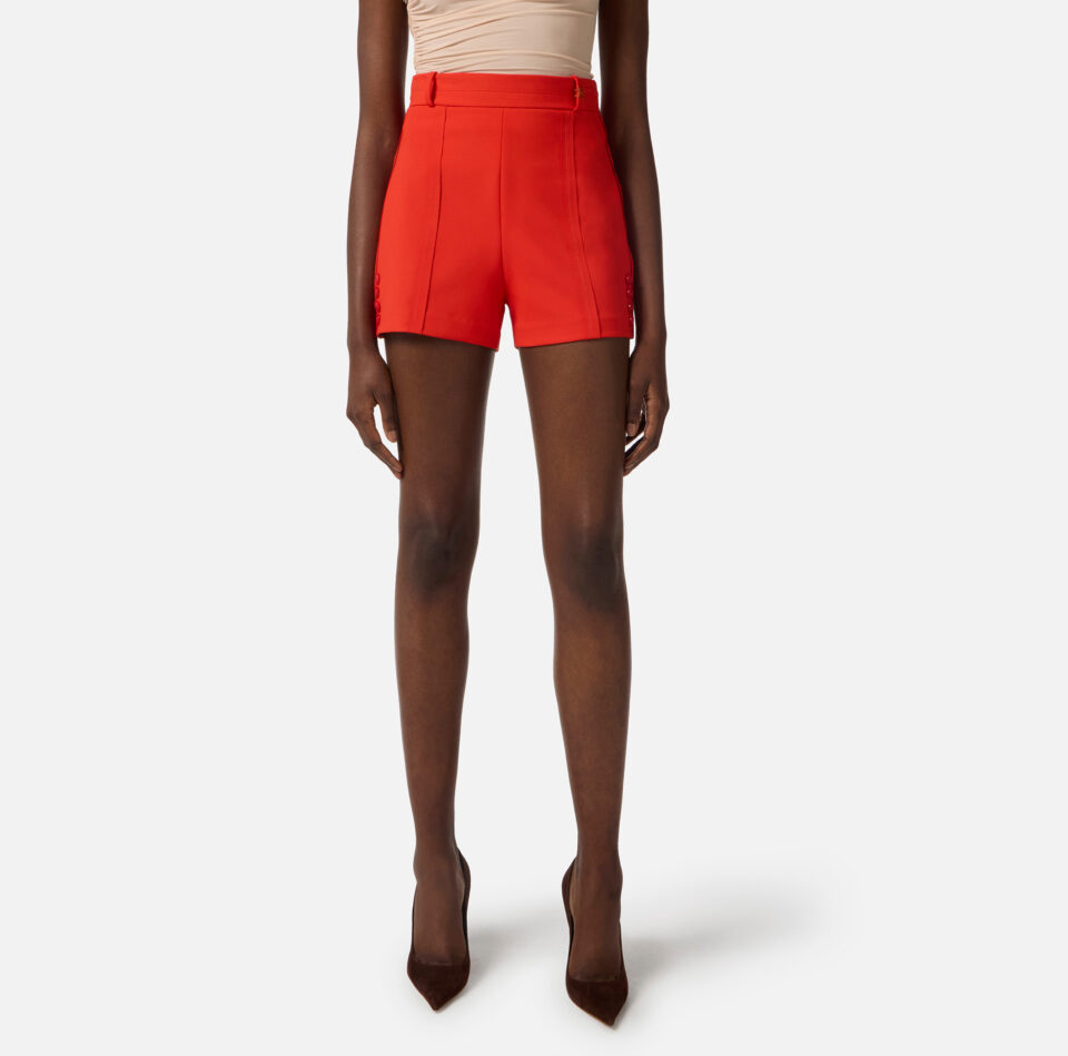 Shorts in crêpe leggero con tessuto a taglio vivo